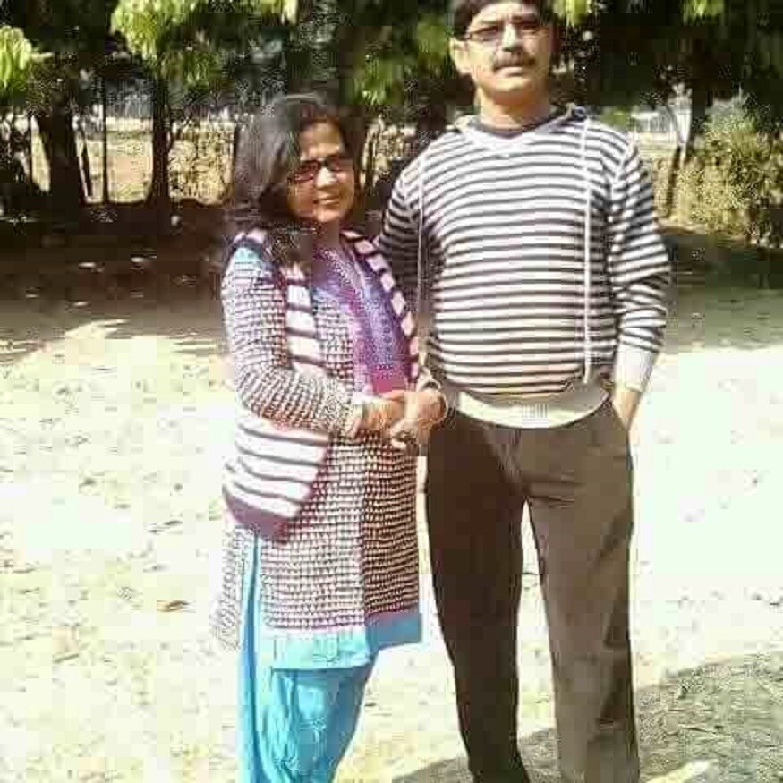 সোনারপুর রাধানগরের বাসিন্দা বছর চব্বিশের সৌরভ মণ্ডল দীর্ঘদিন ধরেই বাইক চুরি ও পাচার চক্রের সঙ্গে যুক্ত।তাকে জিঞ্জাসাবাদ করার সময় জেরায় সে স্বীকার করে তিউড়িয়ার বাসিন্দা আকাশের সাথে তাঁর যোগাযোগ আছে। আকাশ এই চক্রের পান্ডা।বাগান বাড়িতে আকাশ জোড়া খুন করেছিল।কারণ আল্পনা বিশ্বাসের সাথে আকাশের বিবাহ বহিভূত সম্পর্ক ছিল।প্রদীপ সেই সম্পর্ক জেনে যাওয়ায় প্রথমে প্রদীপের মাথায় ভারী বস্তু দিয়ে আঘাত করা হয় এবং আলপনা খুনে বাধা দেওয়ায় তাঁকেও খুন করা হয়।এদিন নরেন্দ্রপুর থানার পুলিশ সৌরভকে সি আই ডির হাতে তুলে দেয়।যদিও খুনের ঘটনার মূল চক্রী আকাশ এখনও ফেরার।তার খোঁজ করছে পুলিশ। সোনারপুর রাধানগরের বাসিন্দা বছর চব্বিশের সৌরভ মণ্ডল দীর্ঘদিন ধরেই বাইক চুরি ও পাচার চক্রের সঙ্গে যুক্ত।তাকে জিঞ্জাসাবাদ করার সময় জেরায় সে স্বীকার করে তিউড়িয়ার বাসিন্দা আকাশের সাথে তাঁর যোগাযোগ আছে। আকাশ এই চক্রের পান্ডা।বাগান বাড়িতে আকাশ জোড়া খুন করেছিল।কারণ আল্পনা বিশ্বাসের সাথে আকাশের বিবাহ বহিভূত সম্পর্ক ছিল।প্রদীপ সেই সম্পর্ক জেনে যাওয়ায় প্রথমে প্রদীপের মাথায় ভারী বস্তু দিয়ে আঘাত করা হয় এবং আলপনা খুনে বাধা দেওয়ায় তাঁকেও খুন করা হয়।এদিন নরেন্দ্রপুর থানার পুলিশ সৌরভকে সি আই ডির হাতে তুলে দেয়।যদিও খুনের ঘটনার মূল চক্রী আকাশ এখনও ফেরার।তার খোঁজ করছে পুলিশ।