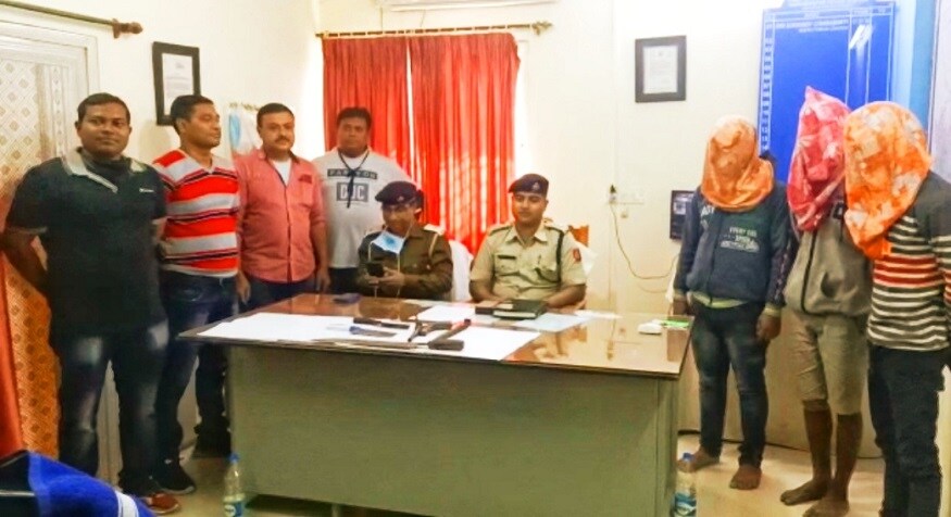 দীর্ঘদিন ধরে সি আইডির গোয়েন্দারাও তদন্ত করে জোড়া খুনের মামলায় কোন সাফল্যের মুখ দেখতে পাননি।এরপর হঠাত করেই হাতে চাঁদ পাওয়ার মত সাফল্যের মুখ দেখল বারুইপুর জেলা পুলিশ।নরেন্দ্রপুর থানা এলাকায় বাইক চুরি চক্রের কয়েকজন অপরাধীকে ধরে জিজ্ঞাসাবাদ করার সময় পুলিশ জানতে পারে সোনারপুর রাধানগরের যুবক সৌরভ মণ্ডল জোড়া খুনের ঘটনায় যুক্ত।তার বন্ধু আকাশ নিজে হাতে বাগানবাড়িতে কেয়ারটেরকার দম্পতিকে খুন করেছিল।খুন হওয়া গৃহবধূ আল্পনা বিশ্বাসের সাথে আকাশের অবৈধ সম্পর্ক ছিল।সেই কথা আল্পনার স্বামী প্রদীপ জেনে যাওয়ায় দুজনকেই পৃথিবী থেকে সরিয়ে দেয় তারা। দীর্ঘদিন ধরে সি আইডির গোয়েন্দারাও তদন্ত করে জোড়া খুনের মামলায় কোন সাফল্যের মুখ দেখতে পাননি।এরপর হঠাত করেই হাতে চাঁদ পাওয়ার মত সাফল্যের মুখ দেখল বারুইপুর জেলা পুলিশ।নরেন্দ্রপুর থানা এলাকায় বাইক চুরি চক্রের কয়েকজন অপরাধীকে ধরে জিজ্ঞাসাবাদ করার সময় পুলিশ জানতে পারে সোনারপুর রাধানগরের যুবক সৌরভ মণ্ডল জোড়া খুনের ঘটনায় যুক্ত।তার বন্ধু আকাশ নিজে হাতে বাগানবাড়িতে কেয়ারটেরকার দম্পতিকে খুন করেছিল।খুন হওয়া গৃহবধূ আল্পনা বিশ্বাসের সাথে আকাশের অবৈধ সম্পর্ক ছিল।সেই কথা আল্পনার স্বামী প্রদীপ জেনে যাওয়ায় দুজনকেই পৃথিবী থেকে সরিয়ে দেয় তারা।