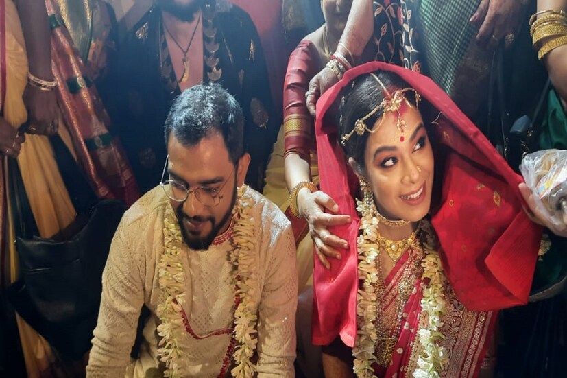 ইমন চক্রবর্তী ও নীলাঞ্জন ঘোষের রেজিস্ট্রি হয়েছে রবিবার সকালে । লেক গার্ডেন্সের বাড়িতেই হয়েছে অনুষ্ঠান। আজ শাস্ত্র মতে বিয়ে হবে তাঁদের। তবে সব নিয়ম মেনে নয়। হবে শুধু মাত্র সিঁদুর দান ও মালা বদল। অন্য কোনও নিয়ম করা হবে না। 