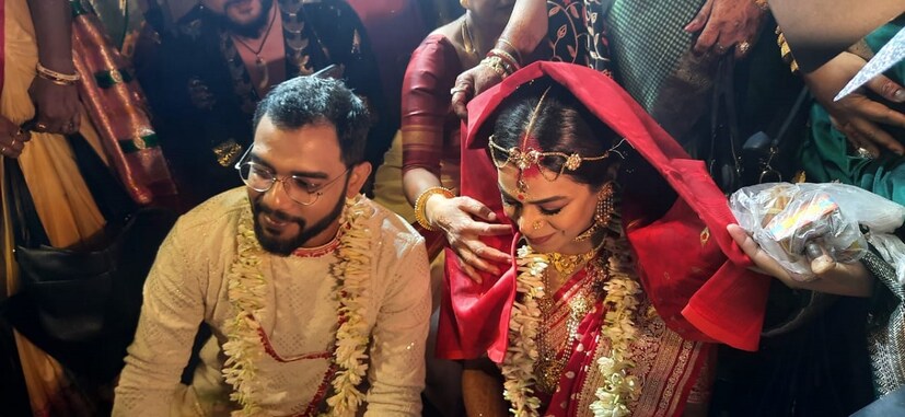 লাল লজ্জা বস্ত্রে মাথা ঢেকে হল সিঁদুর দান।
