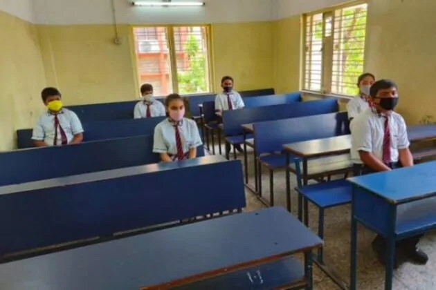 প্রত্যেকটি স্কুলে একটি নির্দিষ্ট করে আইসোলেশন রুমে রাখতে হবে। প্রত্যেকদিন স্যানিটাইজ করতে হবে। সোশ্যাল ডিসটেন্স বজায় থাকে তা বিশেষভাবে দেখতে হবে। কোনও ভিজিটর,অভিভাবক স্কুলের ভেতরে ঢুকবেন না। প্রত্যেকটি স্কুলে একটি নির্দিষ্ট করে আইসোলেশন রুমে রাখতে হবে। প্রত্যেকদিন স্যানিটাইজ করতে হবে। সোশ্যাল ডিসটেন্স বজায় থাকে তা বিশেষভাবে দেখতে হবে। কোনও ভিজিটর,অভিভাবক স্কুলের ভেতরে ঢুকবেন না।