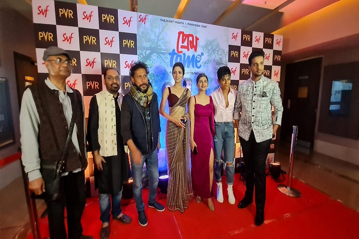 না. সেই ভাবে কোরোনাকে আর কেউ ভয় পাচ্ছেনা। তাই জীবন এখন অনেকটাই স্বাভাবিক। আর এই স্বাভাবিক জীবনে ধীরে ধীরে ঢুকে পড়েছে সিনেমা দেখার মজা। তাই তো প্রেমের সপ্তাহে মুক্তি পেলো বেশ কয়েকটি বাংলা ছবি যার মধ্যে একটি অবশ্যই অনিন্দ্য চট্ট্যোপাধ্যায় পরিচালিত নতুন বাংলা ছবি প্রেম টেম। বৃহস্পতিবার শহরে হয়ে গেল এই ছবির প্রেমিয়ার। না. সেই ভাবে কোরোনাকে আর কেউ ভয় পাচ্ছেনা। তাই জীবন এখন অনেকটাই স্বাভাবিক। আর এই স্বাভাবিক জীবনে ধীরে ধীরে ঢুকে পড়েছে সিনেমা দেখার মজা। তাই তো প্রেমের সপ্তাহে মুক্তি পেলো বেশ কয়েকটি বাংলা ছবি যার মধ্যে একটি অবশ্যই অনিন্দ্য চট্ট্যোপাধ্যায় পরিচালিত নতুন বাংলা ছবি প্রেম টেম। বৃহস্পতিবার শহরে হয়ে গেল এই ছবির প্রেমিয়ার।