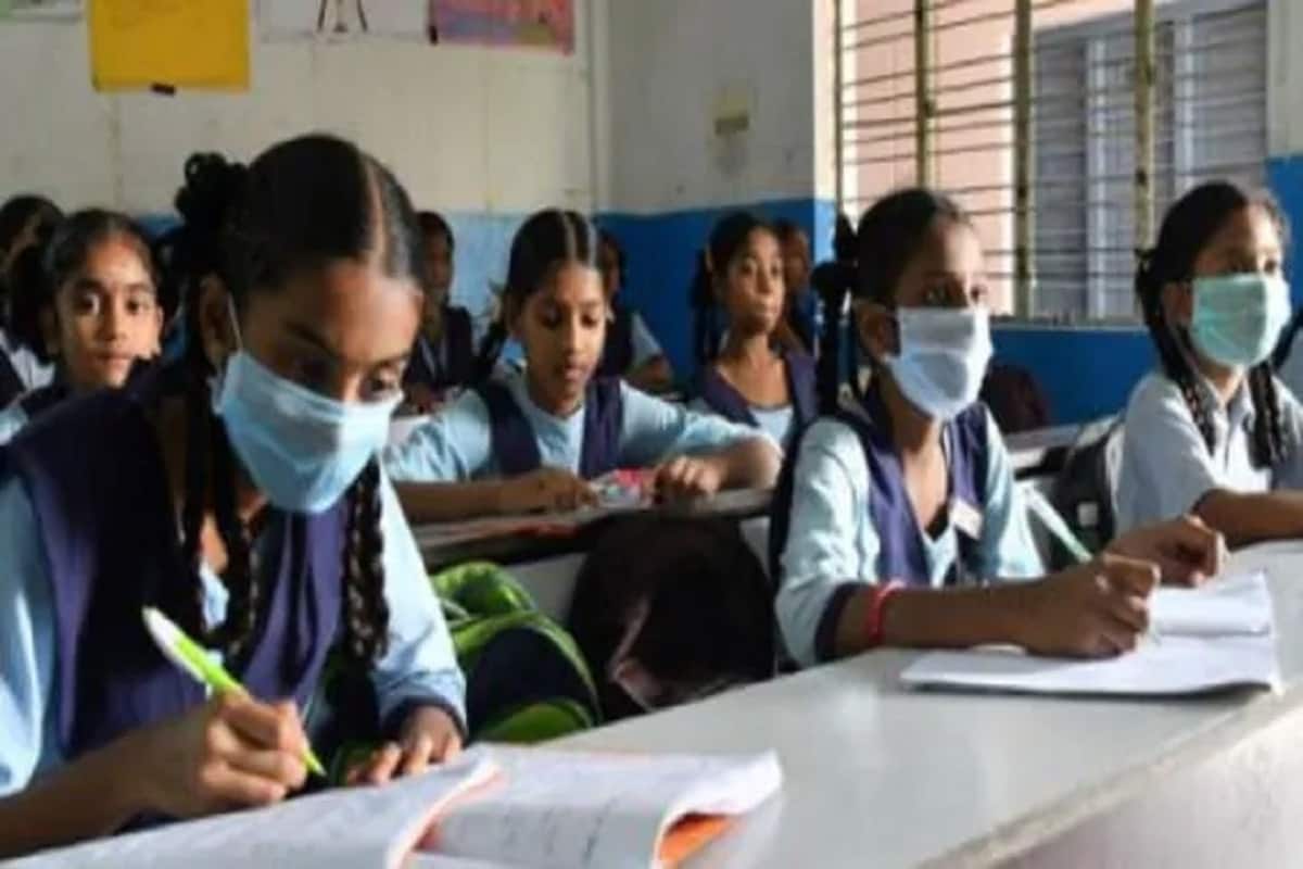 স্কুলে যখনই ছাত্রছাত্রীরা ঢুকবে হাত পরিষ্কার করতে হবে। একসঙ্গে জড়ো হয়ে কোন প্রার্থনা করা যাবে না তবে ক্লাসরুম ভিত্তিক প্রার্থনা করা যেতে পারে। অন্যের ব্যবহার করা বই,ব্যাগ, টিফিন যাতে কোন ছাত্র-ছাত্রী স্পর্শ না করে তা দেখতে হবে। স্কুলে যখনই ছাত্রছাত্রীরা ঢুকবে হাত পরিষ্কার করতে হবে। একসঙ্গে জড়ো হয়ে কোন প্রার্থনা করা যাবে না তবে ক্লাসরুম ভিত্তিক প্রার্থনা করা যেতে পারে। অন্যের ব্যবহার করা বই,ব্যাগ, টিফিন যাতে কোন ছাত্র-ছাত্রী স্পর্শ না করে তা দেখতে হবে।
