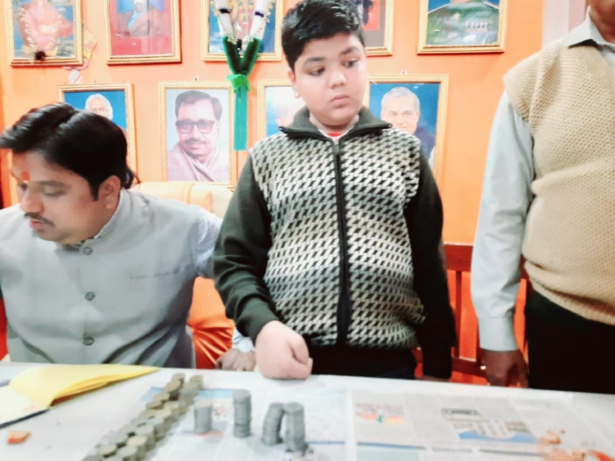 এদিন প্রিয়েশ তার বহু দিনের যত্ন করে ভাঁড়ে জমিয়ে রাখা ৫,৭১৯ টাকা তুলে দেয় রাম জন্মভূমি নির্মাণ প্রকল্পে। এদিন প্রিয়েশ তার বহু দিনের যত্ন করে ভাঁড়ে জমিয়ে রাখা ৫,৭১৯ টাকা তুলে দেয় রাম জন্মভূমি নির্মাণ প্রকল্পে।