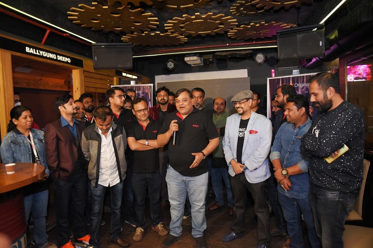 করোনা আমাদের জীবন অনেকটাই বদলে দিয়েছে। দীর্ঘ এই কয়েক মাসে আমাদের জীবন ধারা যেমন বদলেছে তার সঙ্গে সঙ্গে বদলেছে মানসিকতাও। ঘরের কোণে বসেই এখন সারা বিশ্বের সঙ্গে চলতে থাকে আমাদের কর্ম জীবন। ঠিক সেখানে দাঁড়িয়েই বিনোদনের ক্ষেত্রে বা ছবি দেখার ক্ষেত্রে আমরা এখন অনেক বেশি অভ্যস্থ ott প্ল্যাটফর্মে । করোনা আমাদের জীবন অনেকটাই বদলে দিয়েছে। দীর্ঘ এই কয়েক মাসে আমাদের জীবন ধারা যেমন বদলেছে তার সঙ্গে সঙ্গে বদলেছে মানসিকতাও। ঘরের কোণে বসেই এখন সারা বিশ্বের সঙ্গে চলতে থাকে আমাদের কর্ম জীবন। ঠিক সেখানে দাঁড়িয়েই বিনোদনের ক্ষেত্রে বা ছবি দেখার ক্ষেত্রে আমরা এখন অনেক বেশি অভ্যস্থ ott প্ল্যাটফর্মে ।