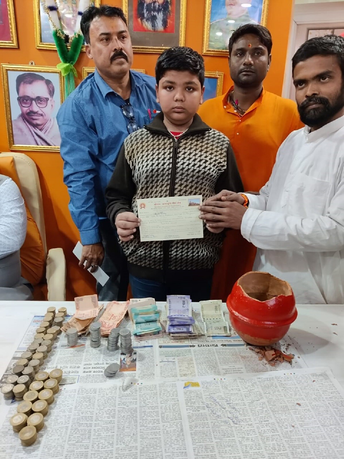 ভাটপাড়ার ভারতীয় জনতা যুবমোর্চার নেতা ও নবদ্বীপ জোনের যুবমোর্চার কনভেনর প্রিয়াঙ্গু পান্ডের পুত্র প্রিয়েশ পান্ডে নিজের জমানো টাকা তুলে দিল রাম জন্মভূমি তীর্থ ক্ষেত্র প্রতিনিধিদের হাতে। ভাটপাড়ার ভারতীয় জনতা যুবমোর্চার নেতা ও নবদ্বীপ জোনের যুবমোর্চার কনভেনর প্রিয়াঙ্গু পান্ডের পুত্র প্রিয়েশ পান্ডে নিজের জমানো টাকা তুলে দিল রাম জন্মভূমি তীর্থ ক্ষেত্র প্রতিনিধিদের হাতে।