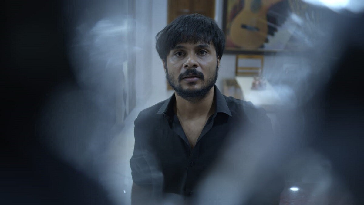 অনিমেষ নামের এক ব্যক্তি তাঁর আবিষ্কারে সম্ভব করে ফেলেন সেই অসম্ভবকে। একই সংস্থায় কর্মরত সন্দীপ। এই স্বপ্ন বেচার কোম্পানিতে এক দিন সন্দীপ বুঝতে পারে এই স্বপ্ন বেচার পিঁছনে এক অন্ধকার জগতের কথা। অনিমেষ নামের এক ব্যক্তি তাঁর আবিষ্কারে সম্ভব করে ফেলেন সেই অসম্ভবকে। একই সংস্থায় কর্মরত সন্দীপ। এই স্বপ্ন বেচার কোম্পানিতে এক দিন সন্দীপ বুঝতে পারে এই স্বপ্ন বেচার পিঁছনে এক অন্ধকার জগতের কথা।