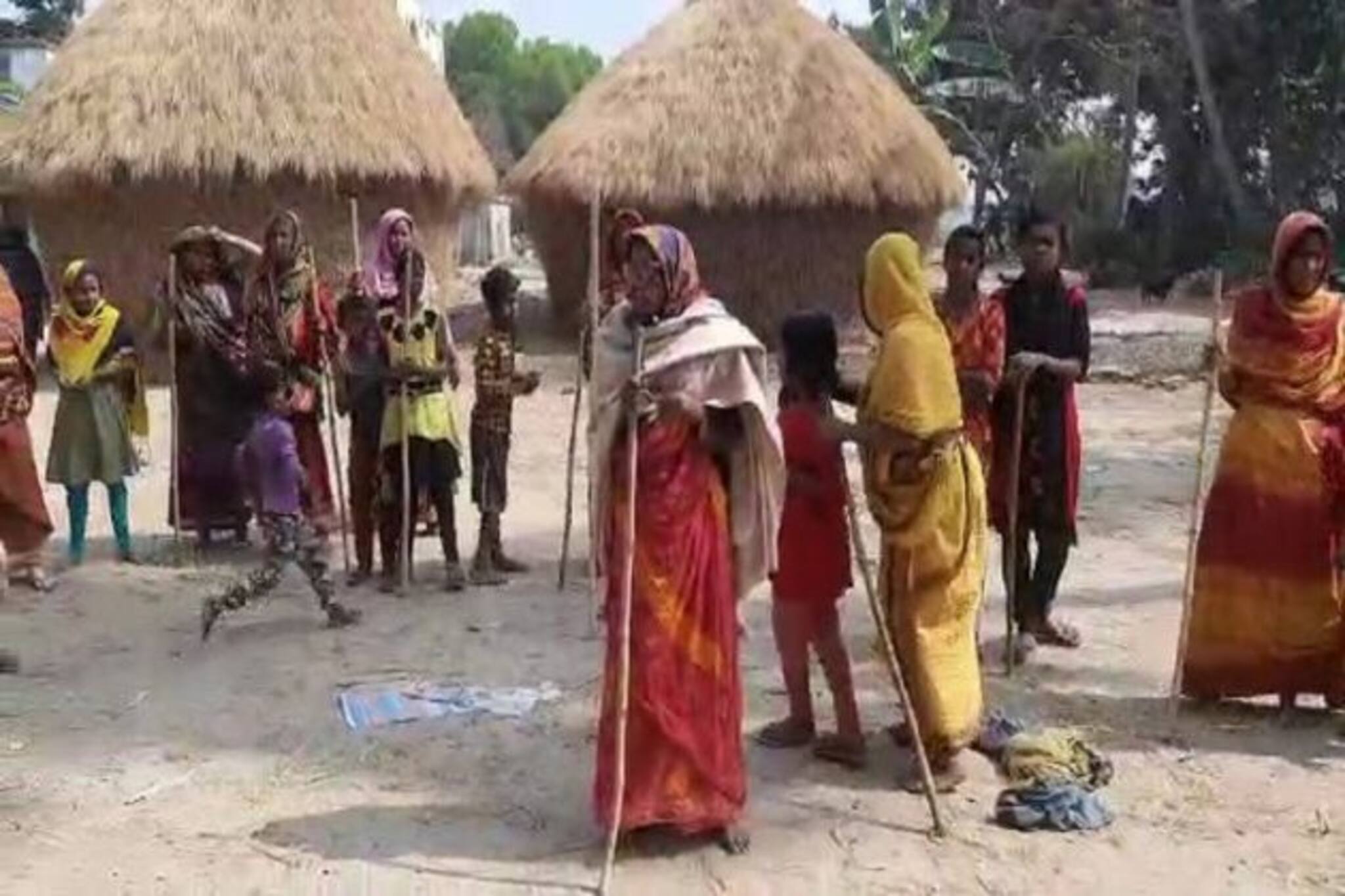 লাঠি হাতে ঘুরছেন মহিলারা! হনুমানের হামলায় আতঙ্কে বাড়ছে জামালপুরে !