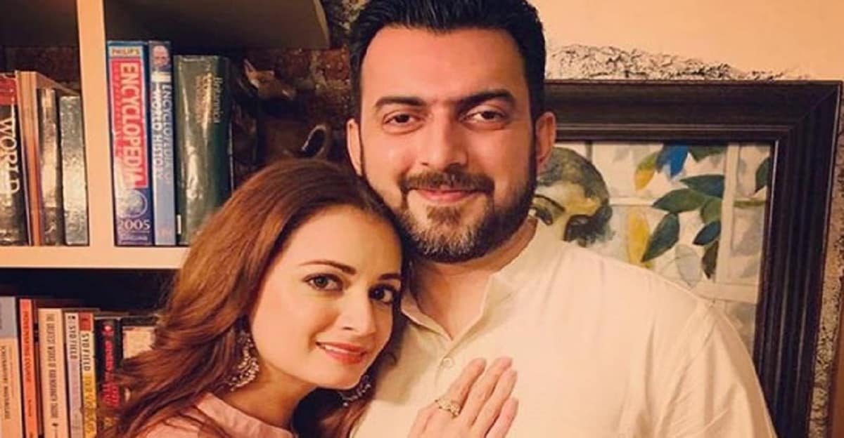 এর আগে ২০১৪ সালে ভালোবেসে বিয়ে করেছিলেন সাহিল সাঙ্ঘিকে। প্রথমে সুখেই ঘর করছিলেন। কিন্তু তারপর হঠাৎ দাম্পত্য কলহ শুরু। এবং ২০১৯-এ বিবাহ বিচ্ছেদ। ১১ বছর ধরে প্রেম করে বিয়ে করেছিলেন তাঁরা।photo source collected এর আগে ২০১৪ সালে ভালোবেসে বিয়ে করেছিলেন সাহিল সাঙ্ঘিকে। প্রথমে সুখেই ঘর করছিলেন। কিন্তু তারপর হঠাৎ দাম্পত্য কলহ শুরু। এবং ২০১৯-এ বিবাহ বিচ্ছেদ। ১১ বছর ধরে প্রেম করে বিয়ে করেছিলেন তাঁরা।photo source collected