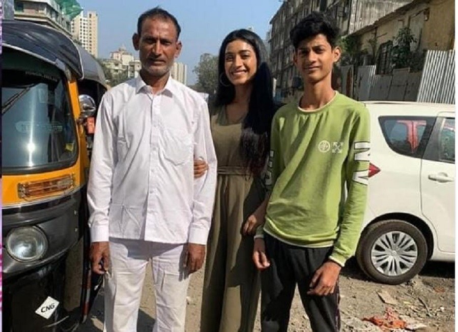 মান্যা এইচএস পরীক্ষায় স্কুলের টপার হন। এরপর সকালে বাসন মাজার কাজ করেছেন, রাতে কল সেন্টারে কাজ করে নিজের পড়াশুনো চালাচ্ছিলেন। আর স্বপ্ন দেখতেন সেরা সুন্দরী হওয়ার। সেই স্বপ্নকে সত্যি করার সাহস জোগান মান্যার বাবা মা। photo source collected মান্যা এইচএস পরীক্ষায় স্কুলের টপার হন। এরপর সকালে বাসন মাজার কাজ করেছেন, রাতে কল সেন্টারে কাজ করে নিজের পড়াশুনো চালাচ্ছিলেন। আর স্বপ্ন দেখতেন সেরা সুন্দরী হওয়ার। সেই স্বপ্নকে সত্যি করার সাহস জোগান মান্যার বাবা মা। photo source collected
