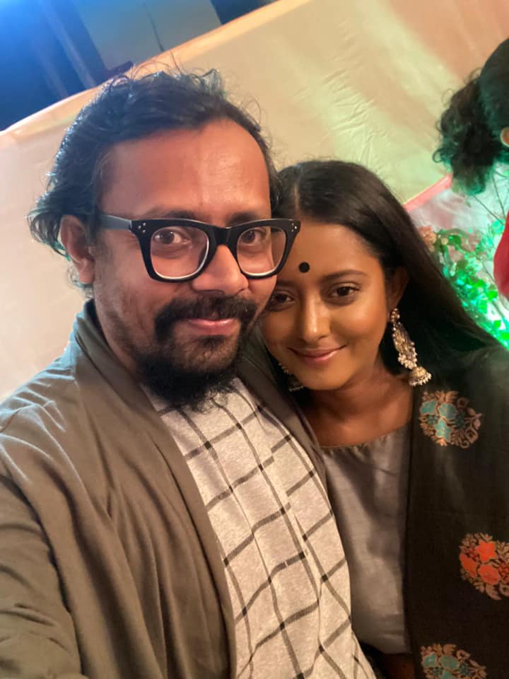 সায়ন্তনী-ইন্দ্রনীলের বিয়েতে শ্রুতি দাস এবং স্বর্ণেন্দু সমাদ্দার। ত্রিনয়নীর শ্যুটিংয়ের সময় থেকেই অভিনেত্রী শ্রুতি দসের সঙ্গে পরিচালক স্বর্ণেন্দুর সম্পর্ক নিয়ে জোর জল্পনা সায়ন্তনী-ইন্দ্রনীলের বিয়েতে শ্রুতি দাস এবং স্বর্ণেন্দু সমাদ্দার। ত্রিনয়নীর শ্যুটিংয়ের সময় থেকেই অভিনেত্রী শ্রুতি দসের সঙ্গে পরিচালক স্বর্ণেন্দুর সম্পর্ক নিয়ে জোর জল্পনা