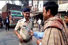 যেন মুন্নাভাই! পুলিশি অত্যাচারের প্রতিবাদে বামেদের বনধে পুলিশকে দেওয়া হল চকোলেট যেন মুন্নাভাই! পুলিশি অত্যাচারের প্রতিবাদে বামেদের বনধে পুলিশকে দেওয়া হল চকোলেট