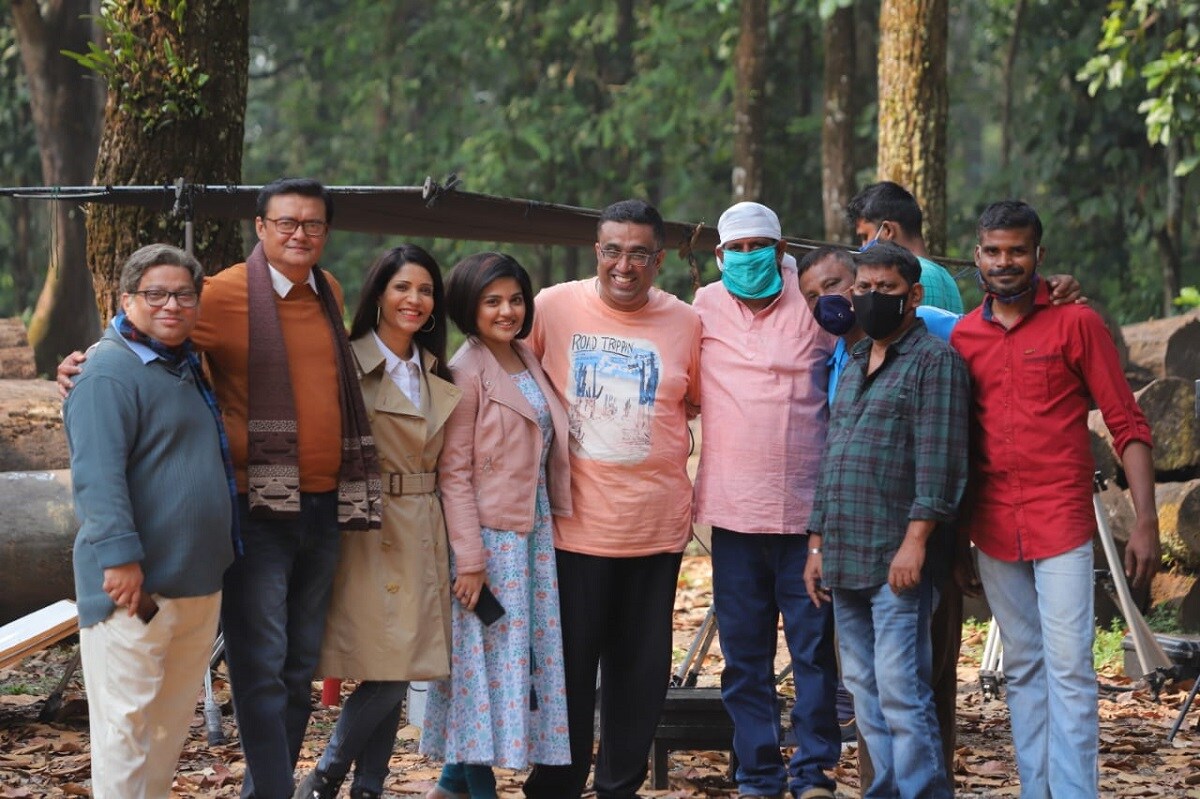 গল্পে যে বড় দাদা রয়েছেন তিনি একটি ফ্যামিলি গেট টুগেদারের ব্যবস্থা করেন যাতে কর্ম ব্যস্ততা থেকে সবাই খানিক বিরতি নিয়ে নিখাদ আনন্দে এক সঙ্গে সময় কাটাতে পারে। গল্পে যে বড় দাদা রয়েছেন তিনি একটি ফ্যামিলি গেট টুগেদারের ব্যবস্থা করেন যাতে কর্ম ব্যস্ততা থেকে সবাই খানিক বিরতি নিয়ে নিখাদ আনন্দে এক সঙ্গে সময় কাটাতে পারে।