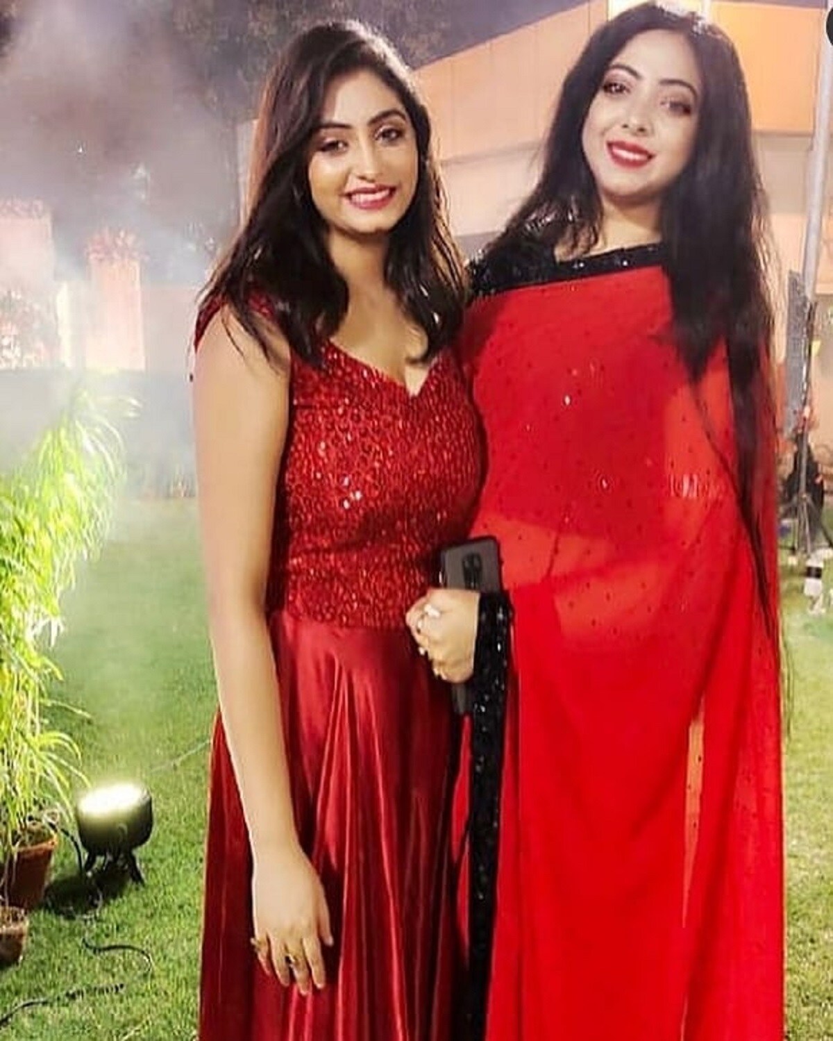 লাল ওয়ের্স্টান পোশাকে দেখা গেল শ্যামাকে। নীল ও তৃণাকে শুভেচ্ছা জানিয়ে ছবি তুললেন রিল লাইফের নীলের স্ত্রী শ্যামা। photo source Instagram লাল ওয়ের্স্টান পোশাকে দেখা গেল শ্যামাকে। নীল ও তৃণাকে শুভেচ্ছা জানিয়ে ছবি তুললেন রিল লাইফের নীলের স্ত্রী শ্যামা। photo source Instagram