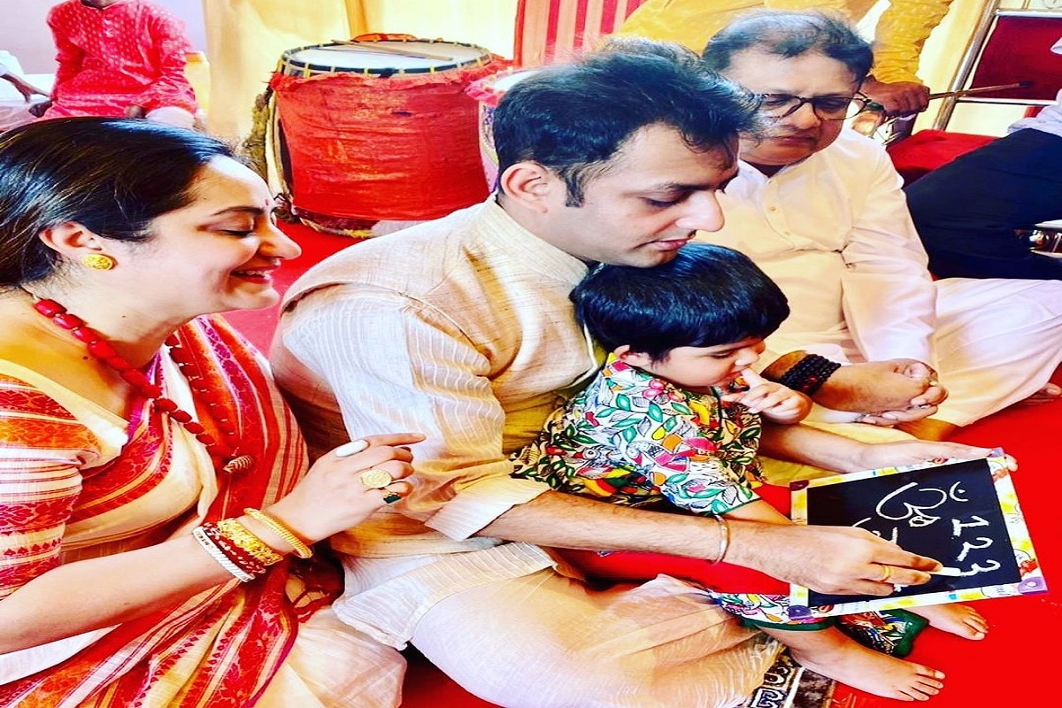 আজ সরস্বতী পুজো। বাগদেবীর সামনে আজ অনেক খুদেরই প্রথম হাতেখড়ি হয়। তারপর শুরু লেখাপড়া। আজ এই শুভলগ্নে হাতেখড়ি হল পরিচালক অগ্নিদেব ও সুদীপার ছেলে আদিদেবের। photo source Instagram আজ সরস্বতী পুজো। বাগদেবীর সামনে আজ অনেক খুদেরই প্রথম হাতেখড়ি হয়। তারপর শুরু লেখাপড়া। আজ এই শুভলগ্নে হাতেখড়ি হল পরিচালক অগ্নিদেব ও সুদীপার ছেলে আদিদেবের। photo source Instagram