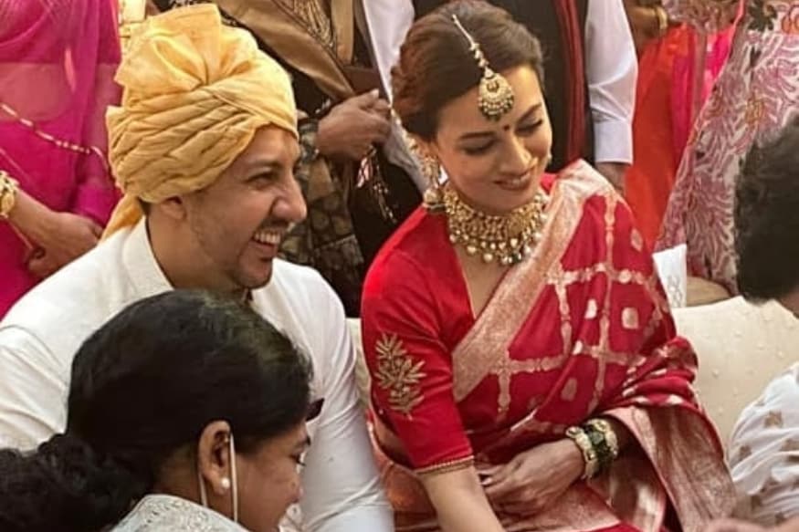 সংস্কৃতে বলে মিষ্টান্ন মিতরে জনাঃ! অর্থাৎ ভালোবাসা এবং বিয়ে দুই হৃদয়ের ব্যাপার, সাধারণের প্রাপ্য কেবল মিষ্টান্ন! দেখা যাচ্ছে, চিত্রসাংবাদিকদের বিমুখ করেননি নায়িকা এই ব্যাপারে! নায়িকার ছবি বেছে নেওয়ার ধরন যেমন খুব আলাদা, তেমনই আলাদা তাঁর বিয়ের মেহন্দির সাজও। ময়ূর পালকের অনুষঙ্গে তাঁর হাতের পাতায় ধরা দিয়েছে নিটোল ভালোবাসা! সংস্কৃতে বলে মিষ্টান্ন মিতরে জনাঃ! অর্থাৎ ভালোবাসা এবং বিয়ে দুই হৃদয়ের ব্যাপার, সাধারণের প্রাপ্য কেবল মিষ্টান্ন! দেখা যাচ্ছে, চিত্রসাংবাদিকদের বিমুখ করেননি নায়িকা এই ব্যাপারে! নায়িকার ছবি বেছে নেওয়ার ধরন যেমন খুব আলাদা, তেমনই আলাদা তাঁর বিয়ের মেহন্দির সাজও। ময়ূর পালকের অনুষঙ্গে তাঁর হাতের পাতায় ধরা দিয়েছে নিটোল ভালোবাসা!