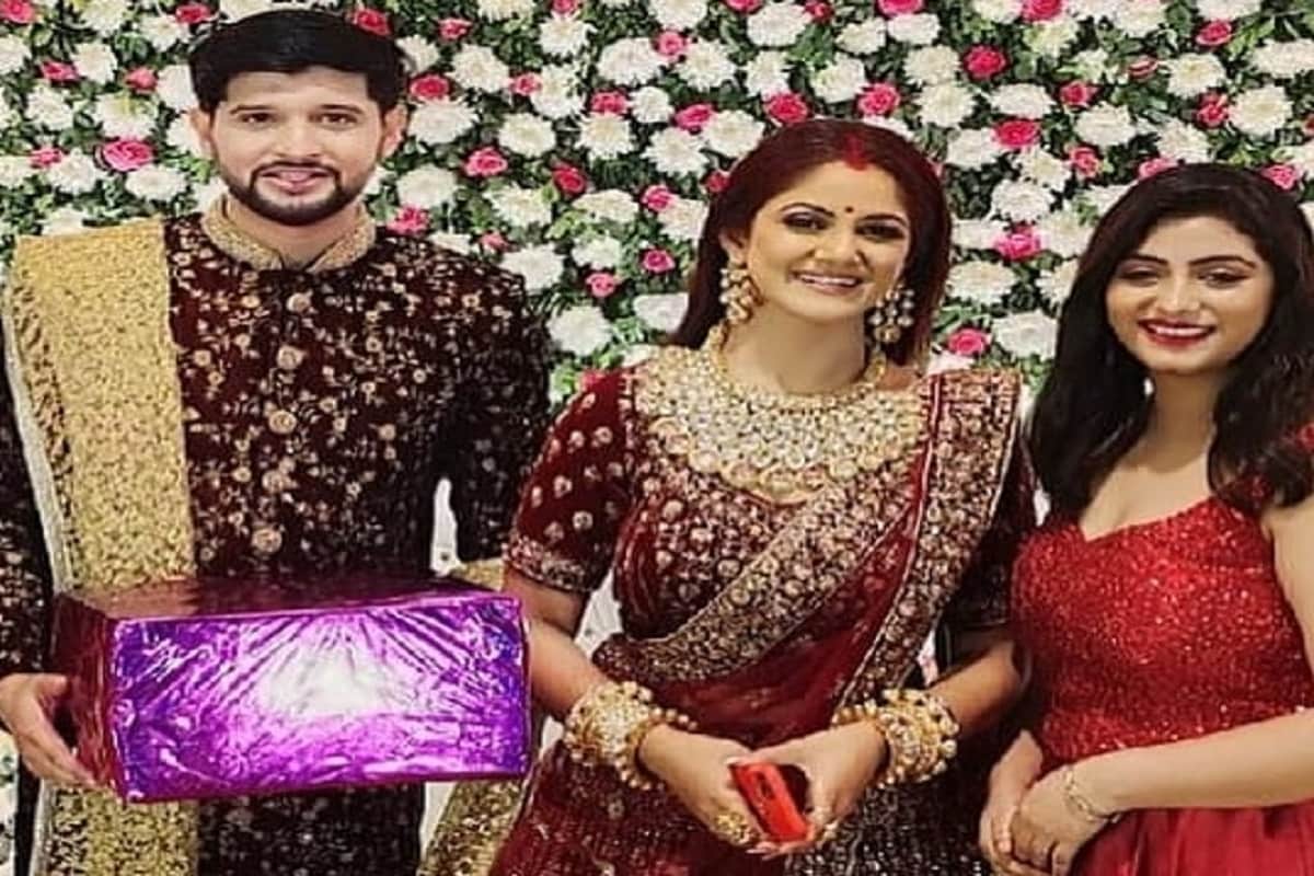 সদ্যই সাতপাকে বাঁধা পড়েছেন নীল-তৃণা। তাঁদের বিয়ে হয়েছে রাজকীয় ভাবে। ঠিক সেভাবেই পালন করা হল বউ-ভাতের অনুষ্ঠান। সেখানে নীল অর্থাৎ কৃষ্ণকলি ধারাবাহিকের নিখিলের পাশে দেখা গেল শ্যামা ওরফে তিয়াশা রায়কে। photo source Instagram সদ্যই সাতপাকে বাঁধা পড়েছেন নীল-তৃণা। তাঁদের বিয়ে হয়েছে রাজকীয় ভাবে। ঠিক সেভাবেই পালন করা হল বউ-ভাতের অনুষ্ঠান। সেখানে নীল অর্থাৎ কৃষ্ণকলি ধারাবাহিকের নিখিলের পাশে দেখা গেল শ্যামা ওরফে তিয়াশা রায়কে। photo source Instagram