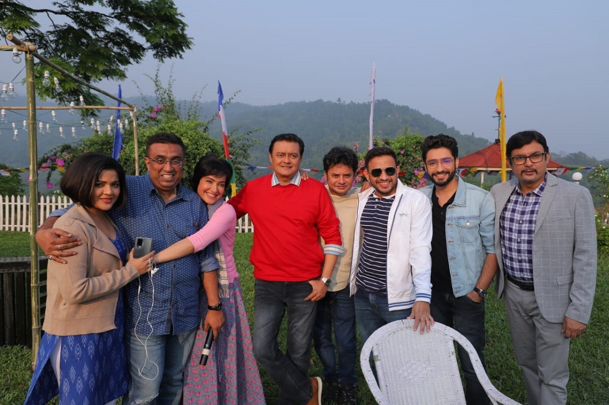 আনন্দের জন্য সবাই একত্রিত হলেও শেষ অবধি একে ওপরের সঙ্গে মতের অমিল, মনোমালিন্য, ভুল বোঝাবুঝি এই পরিবারকে কোথায় নিয়ে দাঁড় করায় সেই গল্পই বলবে 'আবার কাঞ্চনজঙ্ঘা'। আনন্দের জন্য সবাই একত্রিত হলেও শেষ অবধি একে ওপরের সঙ্গে মতের অমিল, মনোমালিন্য, ভুল বোঝাবুঝি এই পরিবারকে কোথায় নিয়ে দাঁড় করায় সেই গল্পই বলবে 'আবার কাঞ্চনজঙ্ঘা'।
