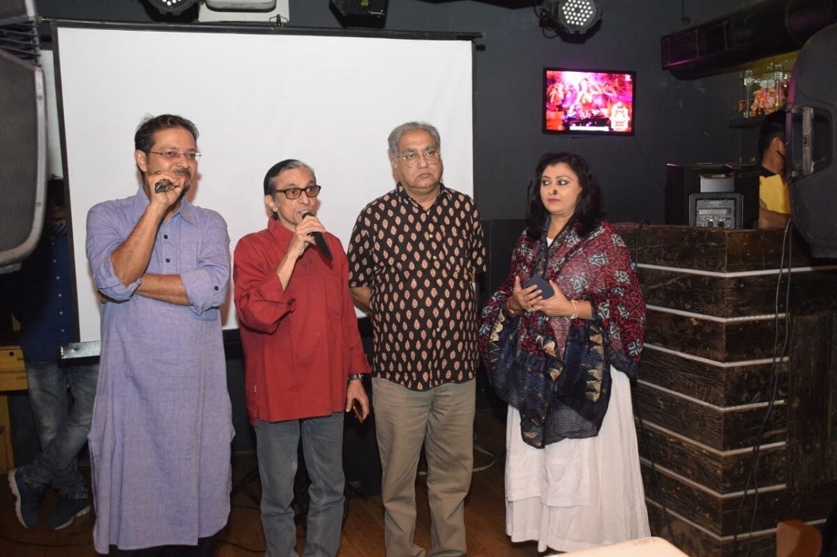 পরিচালক অঞ্জন কাঞ্জিলালের এই ছবি ভালোবাসার কথা বললেও তার মধ্যে রয়েছে টুইস্ট কারণ এখানে রয়েছে লিভ ইন এর গল্প। লিভ ইন নিয়ে খুব যে এখন সমাজ ভুরু কুঁচকোয় তা নাহলেও কিছু কিছু ক্ষেত্রে সহবাসের পরিণতিও যে খুব ভালো হয় তেমনটাও নয়। পরিচালক অঞ্জন কাঞ্জিলালের এই ছবি ভালোবাসার কথা বললেও তার মধ্যে রয়েছে টুইস্ট কারণ এখানে রয়েছে লিভ ইন এর গল্প। লিভ ইন নিয়ে খুব যে এখন সমাজ ভুরু কুঁচকোয় তা নাহলেও কিছু কিছু ক্ষেত্রে সহবাসের পরিণতিও যে খুব ভালো হয় তেমনটাও নয়।