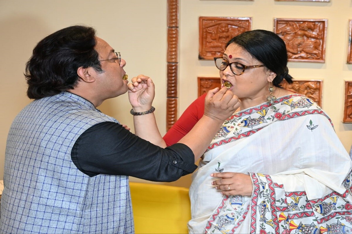 কথাতেই বলে মাছে ভাতে বাঙালি।বাঙালির বারো মাসে তেরো পার্বণ আর সেটা যদি হয় মাছের পার্বণ, তা হলে তো আর কথাই নেই। এ বারে সে রকমই এক অসাধারণ মাছের ফেস্টিভ্যাল শুরু হল কলকাতায়। কথাতেই বলে মাছে ভাতে বাঙালি।বাঙালির বারো মাসে তেরো পার্বণ আর সেটা যদি হয় মাছের পার্বণ, তা হলে তো আর কথাই নেই। এ বারে সে রকমই এক অসাধারণ মাছের ফেস্টিভ্যাল শুরু হল কলকাতায়।