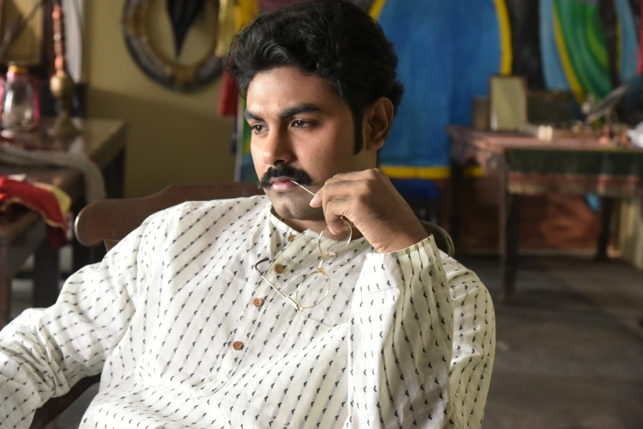 • ১৮৬৬ সালে অধুনা বাংলাদেশে জন্মগ্রহণ করেন হীরালাল সেন। এক অত্যন্ত ধনী পরিবারে বড় হয়েছিলেন তিনি, আর জীবনের অন্যতম নেশা ছিল স্থির চিত্র তোলা। • ১৮৬৬ সালে অধুনা বাংলাদেশে জন্মগ্রহণ করেন হীরালাল সেন। এক অত্যন্ত ধনী পরিবারে বড় হয়েছিলেন তিনি, আর জীবনের অন্যতম নেশা ছিল স্থির চিত্র তোলা।