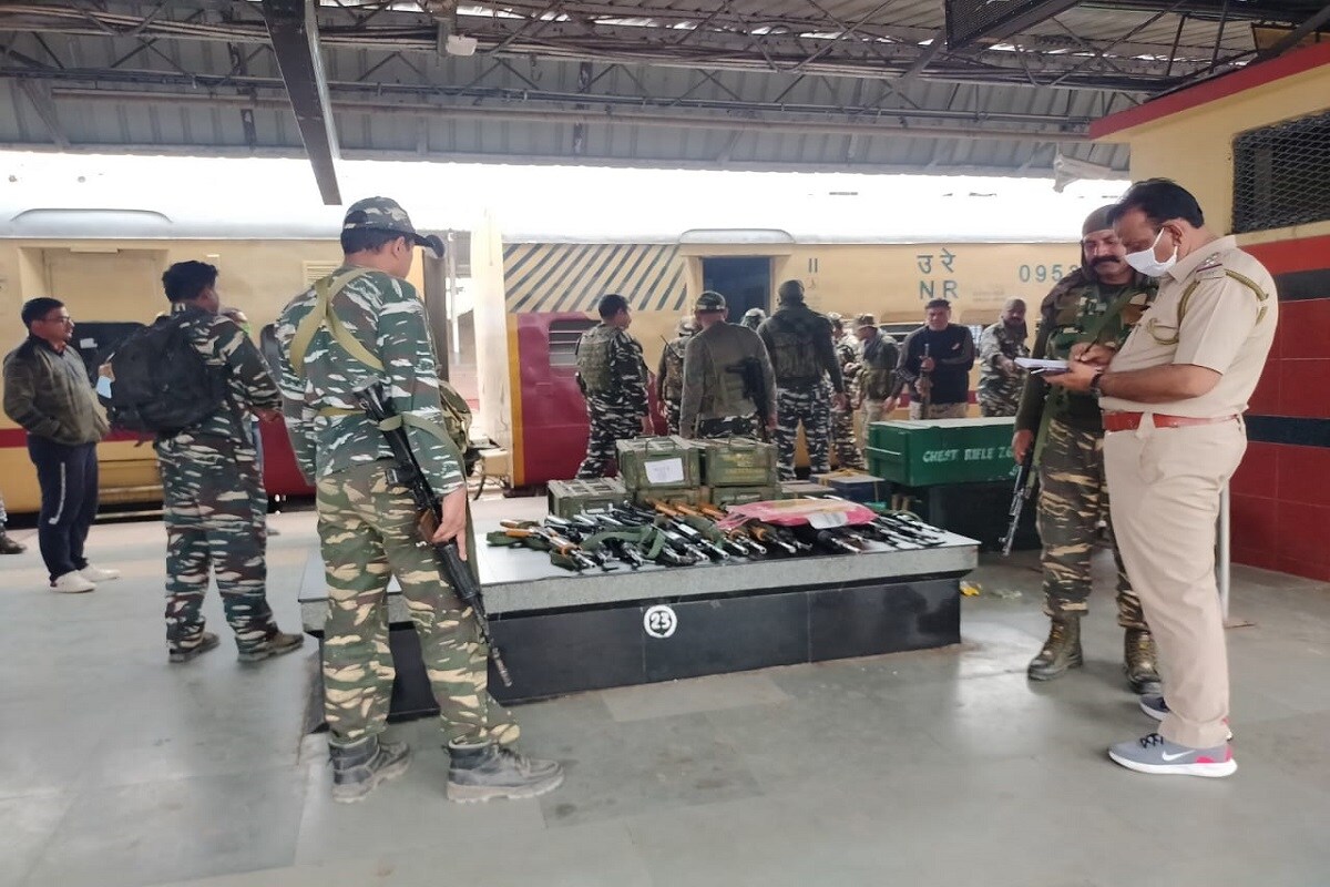 এদিনই খণ্ডঘোষ ও রায়নায় কেন্দ্রীয় বাহিনীর রুট মার্চের পরিকল্পনা তৈরি করে রেখেছিল জেলা প্রশাসন। কিন্তু দীর্ঘ রেল যাত্রার ধকলের জন্য এদিন বিশ্রাম নেন কেন্দ্রীয় বাহিনীর সশস্ত্র জওয়ানরা। রবিবার থেকেই তাদের রুট মার্চ শুরু হয়ে যাবে। জেলা প্রশাসন সূত্রে জানা গিয়েছে, ইতিমধ্যেই জেলার স্পর্শকাতর ও অতি স্পর্শকাতর এলাকাগুলি চিহ্নিত করা হয়েছে। অগ্রাধিকারের ভিত্তিতে সেই সব জায়গায় রুট মার্চ করবে কেন্দ্রীয় বাহিনী।Input-Saradindu Ghosh এদিনই খণ্ডঘোষ ও রায়নায় কেন্দ্রীয় বাহিনীর রুট মার্চের পরিকল্পনা তৈরি করে রেখেছিল জেলা প্রশাসন। কিন্তু দীর্ঘ রেল যাত্রার ধকলের জন্য এদিন বিশ্রাম নেন কেন্দ্রীয় বাহিনীর সশস্ত্র জওয়ানরা। রবিবার থেকেই তাদের রুট মার্চ শুরু হয়ে যাবে। জেলা প্রশাসন সূত্রে জানা গিয়েছে, ইতিমধ্যেই জেলার স্পর্শকাতর ও অতি স্পর্শকাতর এলাকাগুলি চিহ্নিত করা হয়েছে। অগ্রাধিকারের ভিত্তিতে সেই সব জায়গায় রুট মার্চ করবে কেন্দ্রীয় বাহিনী।Input-Saradindu Ghosh