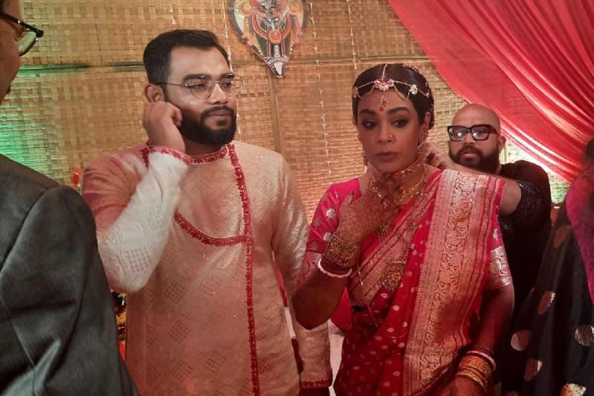 রবিবার সকালেই হয়েছে ইমন চক্রবর্তী ও নীলাঞ্জন ঘোষের রেজিস্ট্রি। লেক গার্ডেন্সের বাড়িতেই হয়েছে অনুষ্ঠান। আজ শাস্ত্র মতে বিয়ে হবে তাঁদের। তবে সব নিয়ম মেনে নয়। হবে শুধু মাত্র সিঁদুর দান। রবিবার সকালেই হয়েছে ইমন চক্রবর্তী ও নীলাঞ্জন ঘোষের রেজিস্ট্রি। লেক গার্ডেন্সের বাড়িতেই হয়েছে অনুষ্ঠান। আজ শাস্ত্র মতে বিয়ে হবে তাঁদের। তবে সব নিয়ম মেনে নয়। হবে শুধু মাত্র সিঁদুর দান।
