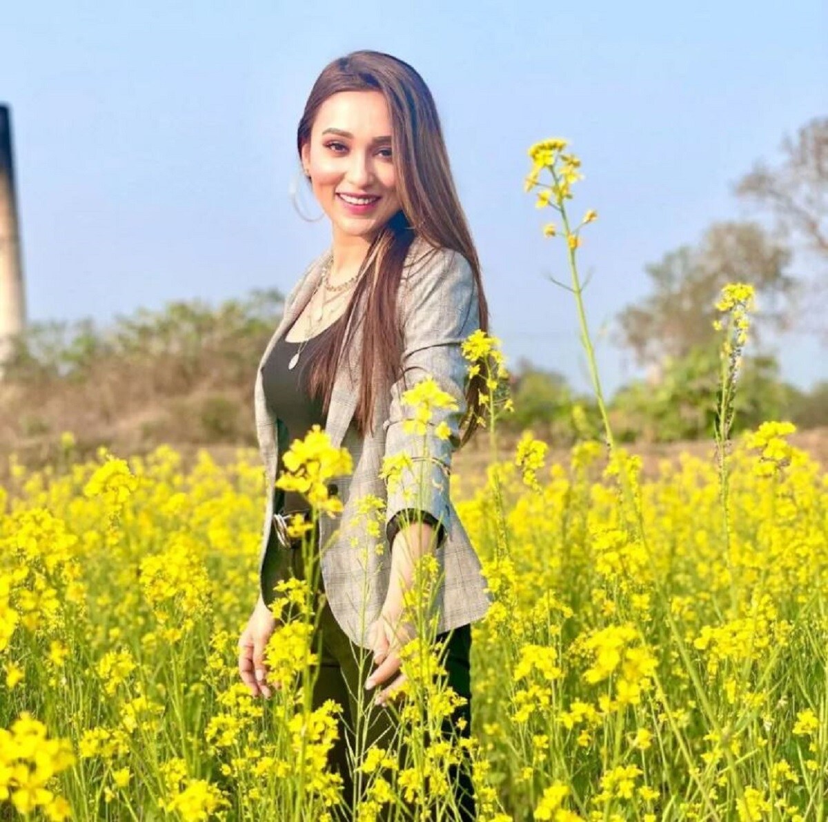 সর্ষের ক্ষেতে ধূসর আর কালোর যুগলবন্দীতে মিমির এই প্যান্ট স্যুটের তারিফ না করে থাকা যায় না। মনে পড়ে যাচ্ছে দিলওয়ালে দুলহনিয়া লে যায়েঙ্গে (Dilwale Dulhaniya Le Jayenge) ছবির দৃশ্য। সর্ষের ক্ষেতে ধূসর আর কালোর যুগলবন্দীতে মিমির এই প্যান্ট স্যুটের তারিফ না করে থাকা যায় না। মনে পড়ে যাচ্ছে দিলওয়ালে দুলহনিয়া লে যায়েঙ্গে (Dilwale Dulhaniya Le Jayenge) ছবির দৃশ্য।