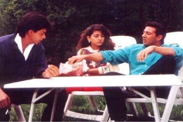 ছবির চিত্রনাট্য অনুযায়ী 'ডর'-এর ভিলেনই কিন্তু আসল নায়ক। 'ডর' সুপারহিট হওয়ার পর শাহরুখ তাঁর অভিনয়ের জন্য প্রচুর প্রশংসা পেয়েছিলেন। আর সেই থেকেই নাকি বলিউডের 'বাদশা'র সঙ্গে কথা বন্ধ সানি দেওলের। ছবিতে অভিনয় করেছিলেন জুহি চাওলাও। সানি দেওল নাকি নিজেকে প্রতারিত বলে মনে করেছিলেন সেই সময়। ঘনিষ্ঠমহলে এ কথা বলেওছিলেন তিনি। শোনা যায়, সানি নাকি তখনই ঠিক করেছিলেন যশ চোপড়ার সঙ্গে তিনি আর কোনও দিন কাজ করবেন না। ছবির চিত্রনাট্য অনুযায়ী 'ডর'-এর ভিলেনই কিন্তু আসল নায়ক। 'ডর' সুপারহিট হওয়ার পর শাহরুখ তাঁর অভিনয়ের জন্য প্রচুর প্রশংসা পেয়েছিলেন। আর সেই থেকেই নাকি বলিউডের 'বাদশা'র সঙ্গে কথা বন্ধ সানি দেওলের। ছবিতে অভিনয় করেছিলেন জুহি চাওলাও। সানি দেওল নাকি নিজেকে প্রতারিত বলে মনে করেছিলেন সেই সময়। ঘনিষ্ঠমহলে এ কথা বলেওছিলেন তিনি। শোনা যায়, সানি নাকি তখনই ঠিক করেছিলেন যশ চোপড়ার সঙ্গে তিনি আর কোনও দিন কাজ করবেন না।