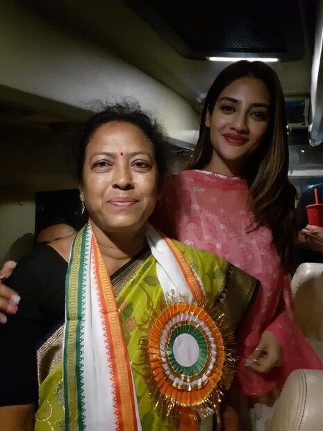 নুসরত ট্যুইটারে এই ছবি শেয়ার করে লেখেন, &quot;বলছে বাংলার জনতা, এবার আবার মমতা'। আজ মিনাখাতে এই স্লোগানই তুললেন সাংসদ নুসরত। photo source twitter