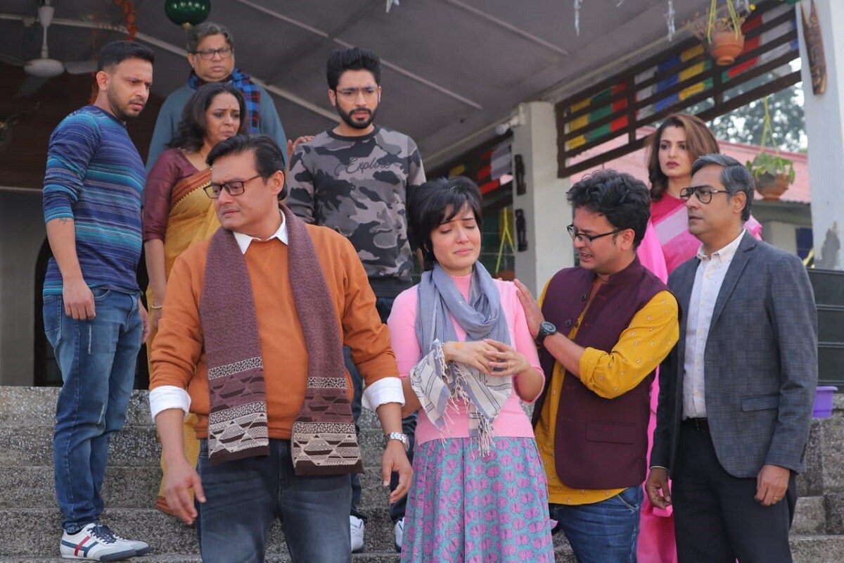করোনা ভয় কাটিয়ে ইতিমধ্যেই আমরা অনেকেই ছোট ট্রিপে ঘুরে এসেছি বিভিন্ন্য ডেস্টিনেশন থেকে। আর বাঙালির অল টাইম ফেভরিট দার্জিলিং এ তো অনেকেই গিয়েছেন।পরিচালক রাজর্ষি দে ও নিজের গোটা পরিবার নিয়ে শুটিং সেরে এলেন দার্জিলিং থেকে। পরিবার বলতে তাঁর আগামী ছবি আবার কাঞ্চনজঙ্ঘার গোটা কাস্ট নিয়ে। করোনা ভয় কাটিয়ে ইতিমধ্যেই আমরা অনেকেই ছোট ট্রিপে ঘুরে এসেছি বিভিন্ন্য ডেস্টিনেশন থেকে। আর বাঙালির অল টাইম ফেভরিট দার্জিলিং এ তো অনেকেই গিয়েছেন।পরিচালক রাজর্ষি দে ও নিজের গোটা পরিবার নিয়ে শুটিং সেরে এলেন দার্জিলিং থেকে। পরিবার বলতে তাঁর আগামী ছবি আবার কাঞ্চনজঙ্ঘার গোটা কাস্ট নিয়ে।