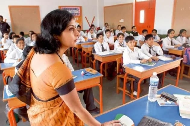 কোনও রকম খাবার, জল আদান-প্রদান একেবারেই নিষিদ্ধ। স্কুলের শৌচাগার থেকে শুরু করে সব জায়গায় গুলিকে স্যানিটাইজ করতে হবে। স্কুলে যখন ছাত্রছাত্রীরা ঢুকবেন তখন তাপমাত্রা পরীক্ষা করতে হবে। শিক্ষকদের ছাত্র-ছাত্রীদের বোঝাতে হবে যাতে সামাজিক দূরত্ব বিধি এবং হাত পরিষ্কার টা প্রয়োজনীয় বিষয়। আপাতত খেলাধুলা বা কোনো সামাজিক অনুষ্ঠান করা যাবে না। কোনও রকম খাবার, জল আদান-প্রদান একেবারেই নিষিদ্ধ। স্কুলের শৌচাগার থেকে শুরু করে সব জায়গায় গুলিকে স্যানিটাইজ করতে হবে। স্কুলে যখন ছাত্রছাত্রীরা ঢুকবেন তখন তাপমাত্রা পরীক্ষা করতে হবে। শিক্ষকদের ছাত্র-ছাত্রীদের বোঝাতে হবে যাতে সামাজিক দূরত্ব বিধি এবং হাত পরিষ্কার টা প্রয়োজনীয় বিষয়। আপাতত খেলাধুলা বা কোনো সামাজিক অনুষ্ঠান করা যাবে না।