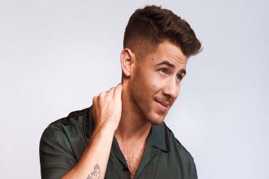 নিক জোনাস (Nick Jonas)নতুন বাড়ি, সুন্দরী স্ত্রী ও একাধিক প্রোজেক্ট নিয়ে আপাতত ব্যস্ত নিক। প্রথম চুম্বন নিয়ে এই গায়কের অভিজ্ঞতা একটু অন্যরকম। প্রথমবার চুম্বনের আগে তিনি পিঁয়াজ ও পিৎজা খেয়েছিলেন বলে জানা যায় একটি সাক্ষাৎকার থেকে। তাই মুখের গন্ধে মিলি সাইরাস (Miley Cyrus)-এর সঙ্গে তাঁর প্রথম চুম্বন খুবই খারাপ অভিজ্ঞতা তৈরি করে। নিক জোনাস (Nick Jonas)নতুন বাড়ি, সুন্দরী স্ত্রী ও একাধিক প্রোজেক্ট নিয়ে আপাতত ব্যস্ত নিক। প্রথম চুম্বন নিয়ে এই গায়কের অভিজ্ঞতা একটু অন্যরকম। প্রথমবার চুম্বনের আগে তিনি পিঁয়াজ ও পিৎজা খেয়েছিলেন বলে জানা যায় একটি সাক্ষাৎকার থেকে। তাই মুখের গন্ধে মিলি সাইরাস (Miley Cyrus)-এর সঙ্গে তাঁর প্রথম চুম্বন খুবই খারাপ অভিজ্ঞতা তৈরি করে।