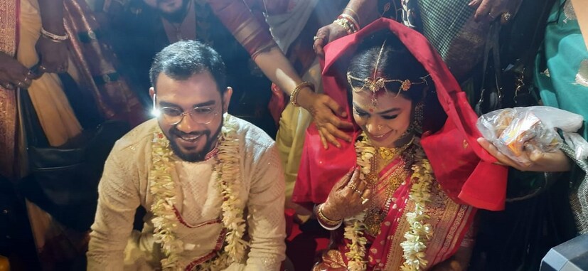 নীলাঞ্জন সিঁদুর পরিয়ে দিলেন ভালোবাসার মানুষ স্ত্রী ইমনকে।