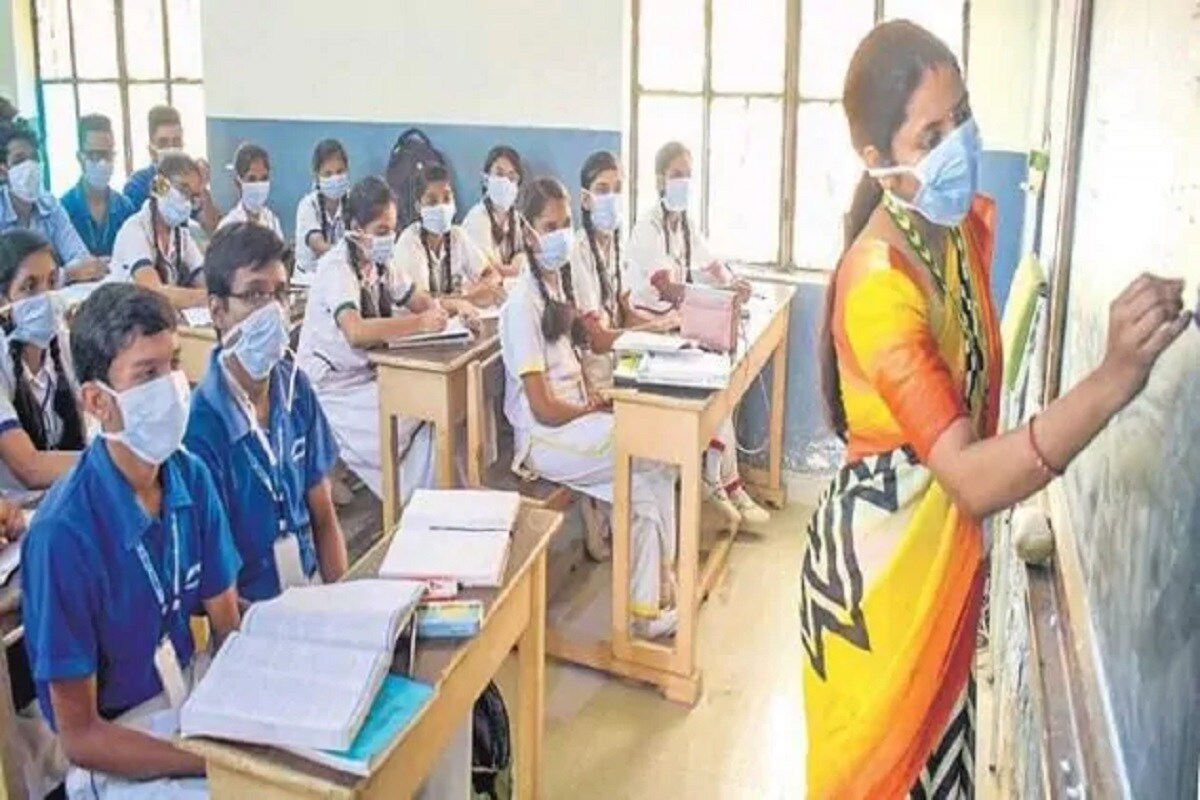 প্রধান শিক্ষকদের দায়িত্ব সম্পর্কে এই গাইডলাইনে বলা হয়েছে, প্রধান শিক্ষক সব শিক্ষক-শিক্ষিকাদের একটি নির্দিষ্ট দায়িত্ব দেবেন। প্রধান শিক্ষকরা ব্যক্তিগতভাবে সব ছাত্র ছাত্রীদের সঙ্গে সাক্ষাৎ করবেন যেদিন প্রথম স্কুল খুলবে এবং তাদের সঙ্গে ব্যক্তিগত ভাবে কথা বলবেন যাতে তাদের মধ্যে থেকে করোনার ভয় দূর হয়। প্রধান শিক্ষকদের দায়িত্ব সম্পর্কে এই গাইডলাইনে বলা হয়েছে, প্রধান শিক্ষক সব শিক্ষক-শিক্ষিকাদের একটি নির্দিষ্ট দায়িত্ব দেবেন। প্রধান শিক্ষকরা ব্যক্তিগতভাবে সব ছাত্র ছাত্রীদের সঙ্গে সাক্ষাৎ করবেন যেদিন প্রথম স্কুল খুলবে এবং তাদের সঙ্গে ব্যক্তিগত ভাবে কথা বলবেন যাতে তাদের মধ্যে থেকে করোনার ভয় দূর হয়।
