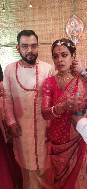 লাল বেনারসি ও গা ভর্তি গয়না পরে তৈরি গায়িকা ইমন। বরবেশে দারুণ মানিয়েছে নীলাঞ্জন ঘোষকে।