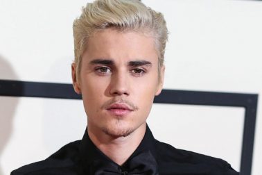 জাস্টিন বিয়েবার (Justin Bieber)এই নামটা শুনলেই পিছনে একাধিক মহিলার তালিকা চলে আসে। মহিলা-ভক্তের সংখ্যাও অগুনতি। প্রথম চুম্বনের বিষয়ে বলতে গিয়ে একটি সাক্ষাৎকারে তিনি জানান, এক বন্ধুর বাড়ি এই অভিজ্ঞতা হয় তাঁর। ১০ ডলারের বিনিময়ে চুম্বনের প্রতিযোগিতা ছিল। যেখানে প্রথমবার একটি মেয়েকে চুম্বন করেন তিনি। তবে, সেই অভিজ্ঞতা খুব একটা ভালো ছিল না বলে জানান তিনি।অনেকেরই স্বপ্নের পুরুষ জ্যাক এফরন। এই অভিনেতা জীবনে প্রথমবার চুম্বন করেছিলেন ট্রুথ অ্যান্ড ডেয়ার খেলার সময়। কাকে করেছিলেন? তা অবশ্য জানাননি তিনি। জাস্টিন বিয়েবার (Justin Bieber)এই নামটা শুনলেই পিছনে একাধিক মহিলার তালিকা চলে আসে। মহিলা-ভক্তের সংখ্যাও অগুনতি। প্রথম চুম্বনের বিষয়ে বলতে গিয়ে একটি সাক্ষাৎকারে তিনি জানান, এক বন্ধুর বাড়ি এই অভিজ্ঞতা হয় তাঁর। ১০ ডলারের বিনিময়ে চুম্বনের প্রতিযোগিতা ছিল। যেখানে প্রথমবার একটি মেয়েকে চুম্বন করেন তিনি। তবে, সেই অভিজ্ঞতা খুব একটা ভালো ছিল না বলে জানান তিনি।অনেকেরই স্বপ্নের পুরুষ জ্যাক এফরন। এই অভিনেতা জীবনে প্রথমবার চুম্বন করেছিলেন ট্রুথ অ্যান্ড ডেয়ার খেলার সময়। কাকে করেছিলেন? তা অবশ্য জানাননি তিনি।