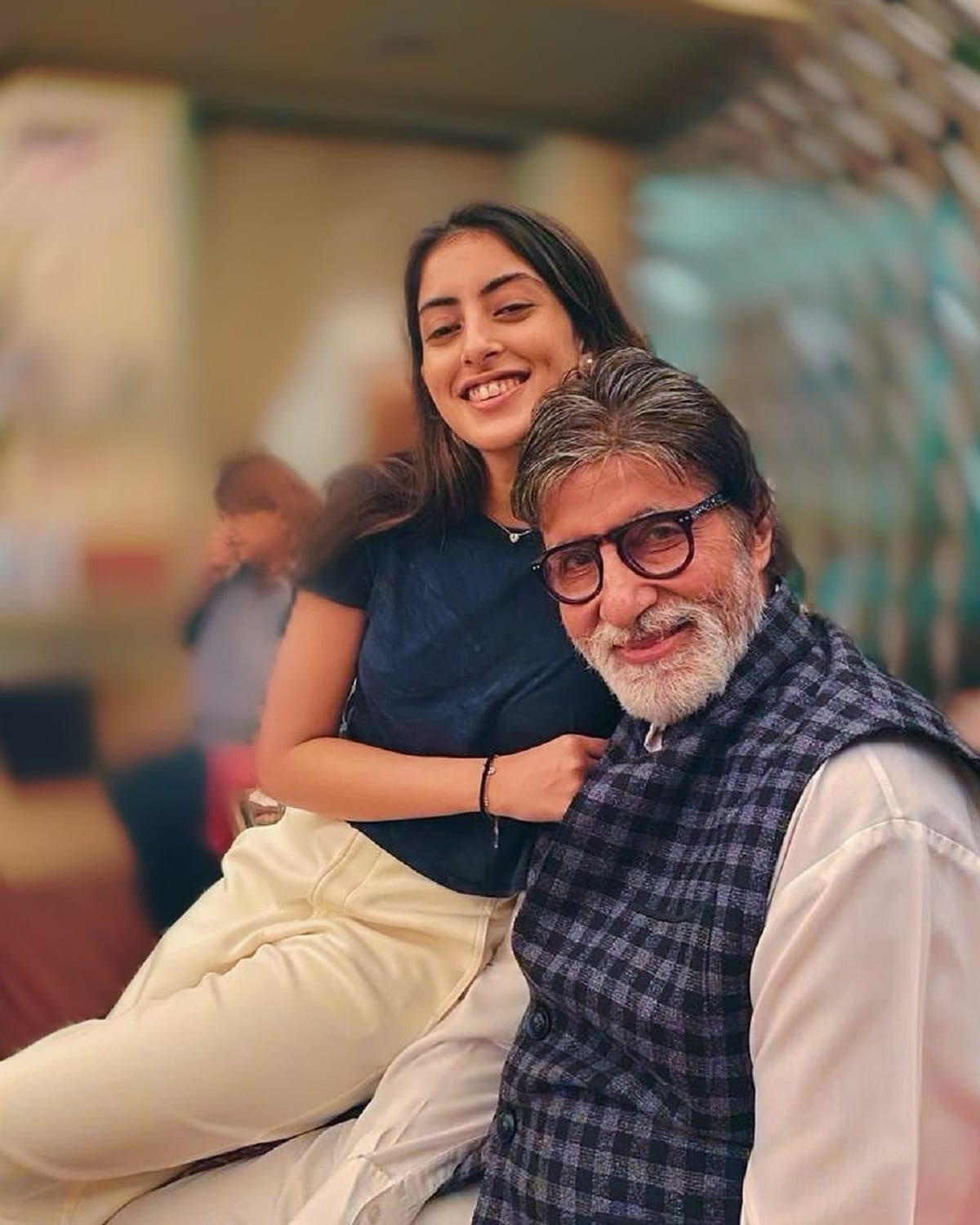 কয়েক মাস আগে নভ্যা ও শাহরুখের ছেলে আরিয়ানের একটি ছবি ভাইরাল হয়েছিল সোশ্যাল মিডিয়ায়। বলিউডে কানাঘুষো চলছিল, তবে কি প্রেম করছেন তাঁরা। যদিও একেবারেই না। তাঁরা কেবল ভালো বন্ধু। পড়াশুনোর সূত্র ধরেই তাঁদের বন্ধুত্বের শুরু। নভ্যা কবে সিনেমা করবেন তা নিয়েও তাঁর ফ্যানেরা মাঝে মধ্যেই প্রশ্ন করেন। photo source Instagram কয়েক মাস আগে নভ্যা ও শাহরুখের ছেলে আরিয়ানের একটি ছবি ভাইরাল হয়েছিল সোশ্যাল মিডিয়ায়। বলিউডে কানাঘুষো চলছিল, তবে কি প্রেম করছেন তাঁরা। যদিও একেবারেই না। তাঁরা কেবল ভালো বন্ধু। পড়াশুনোর সূত্র ধরেই তাঁদের বন্ধুত্বের শুরু। নভ্যা কবে সিনেমা করবেন তা নিয়েও তাঁর ফ্যানেরা মাঝে মধ্যেই প্রশ্ন করেন। photo source Instagram
