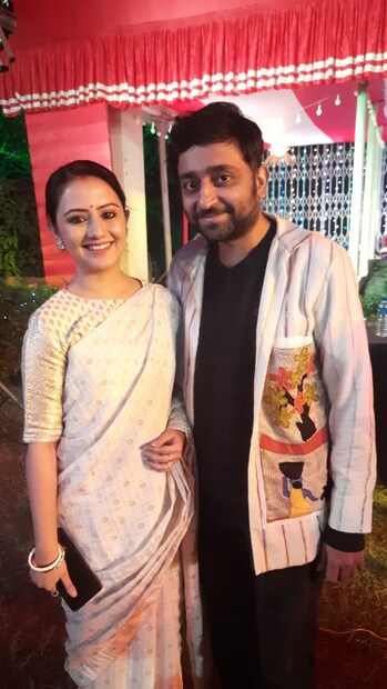তারকাদের ভিড় জমতে শুরু করেছে। মানালি দে ও অভিমুন্যকেও দেখা গেল বিয়ের আসরে।