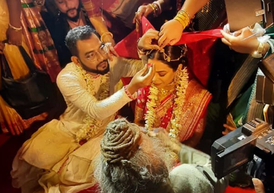 লাল বেনারসি ও গা ভর্তি গয়না পরে তৈরি গায়িকা ইমন। বরবেশে দারুণ মানিয়েছে নীলাঞ্জন ঘোষকে। তাঁরা একে অপরকে মালা পরিয়ে দিলেন। হল সিঁদুর দান। লাল বেনারসি ও গা ভর্তি গয়না পরে তৈরি গায়িকা ইমন। বরবেশে দারুণ মানিয়েছে নীলাঞ্জন ঘোষকে। তাঁরা একে অপরকে মালা পরিয়ে দিলেন। হল সিঁদুর দান।