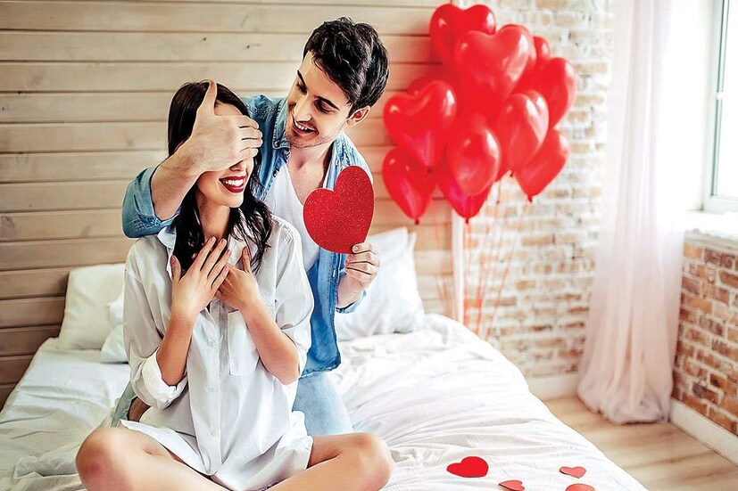 ৫. কেউ যদি সম্পর্কে সিরিয়াস না হয় অনেক সময় অনেকে বহু দিন ধরে সম্পর্কে থাকে কিন্তু সেই সম্পর্কের কোনও ভবিষ্য়ৎ খুঁজে পাওয়া যায় না, এমন হলে এই ধরনের সম্পর্ক থেকে বেরিয়ে আসা প্রয়োজন। কারণ অযথা মানসিক ভাবে জড়ালে পরে সমস্যা হতে পারে।