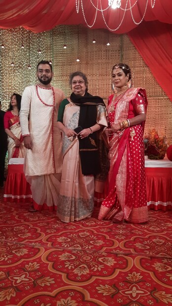 বিয়েতে এসেছেন সঙ্গীত শিল্পী শ্রাবণী সেনও। পায়ে হাত দিয়ে প্রণাম করলেন ইমন-নীলাঞ্জন।