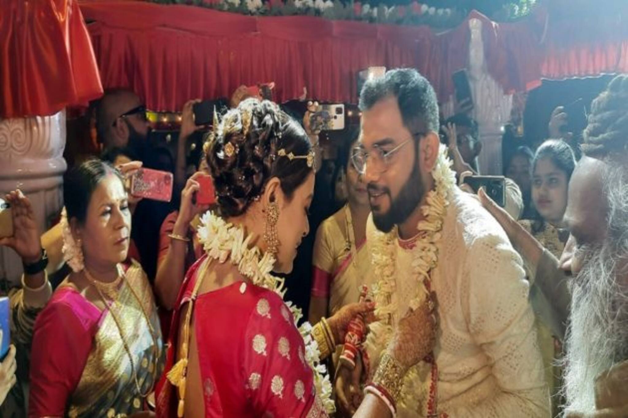 মালাবদলের পরেই 'সোহাগ চাঁদ' গানে তুমুল নাচ নববধূ ইমন চক্রবর্তীর ! দেখুন ভিডিও