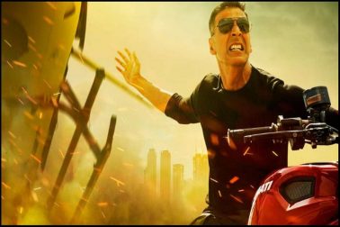 করোনার কালবেলায় বলিউডের বহু ছবিরই মুক্তি পিছিয়ে গিয়েছে। বহু ছবি হলে মুক্তি সম্ভব না দেখে ডিজিটাল প্ল্যাটফর্মগুলিতেই মুক্তি পেয়েছে। কিন্তু সূর্যবংশীকে কোনও ভাবেই ডিজিটাল প্ল্যাটফর্মে মুক্তিতে রাজি ছিলেন না পরিচালক রোহিত শেট্টি। এই ছবির স্টান্ট দৃশ্য এবং লার্জার দ্যান লাইফ দৃশ্য বড় পর্দা ছাড়া দর্শককে আকর্ষণ করবে না বলেই মনে করেছেন তিনি। করোনার কালবেলায় বলিউডের বহু ছবিরই মুক্তি পিছিয়ে গিয়েছে। বহু ছবি হলে মুক্তি সম্ভব না দেখে ডিজিটাল প্ল্যাটফর্মগুলিতেই মুক্তি পেয়েছে। কিন্তু সূর্যবংশীকে কোনও ভাবেই ডিজিটাল প্ল্যাটফর্মে মুক্তিতে রাজি ছিলেন না পরিচালক রোহিত শেট্টি। এই ছবির স্টান্ট দৃশ্য এবং লার্জার দ্যান লাইফ দৃশ্য বড় পর্দা ছাড়া দর্শককে আকর্ষণ করবে না বলেই মনে করেছেন তিনি।