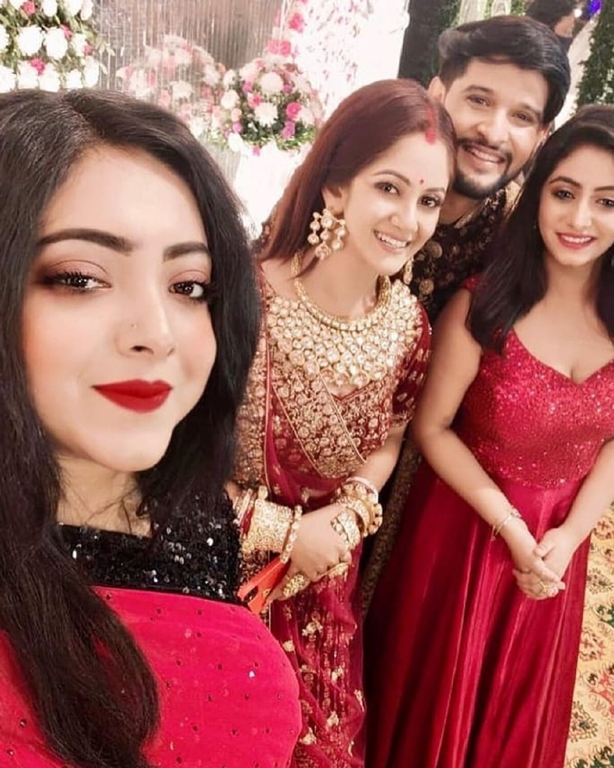 'কৃষ্ণকলি' ধারাবাহিকে নিখিল ও শ্যামার জুটি খুব জনপ্রিয়। তবে বাস্তবটা একেবারেই আলাদা। পর্দায় ফের দেখানো হচ্ছে শ্যামা ও নিখিলের বিয়ে। আর বাস্তবে বিয়ে করলেন নীল। শ্যামা অবশ্য বাস্তব জীবনের বিয়েটা অনেক আগেই সেরে ফেলেছেন। photo source Instagram 'কৃষ্ণকলি' ধারাবাহিকে নিখিল ও শ্যামার জুটি খুব জনপ্রিয়। তবে বাস্তবটা একেবারেই আলাদা। পর্দায় ফের দেখানো হচ্ছে শ্যামা ও নিখিলের বিয়ে। আর বাস্তবে বিয়ে করলেন নীল। শ্যামা অবশ্য বাস্তব জীবনের বিয়েটা অনেক আগেই সেরে ফেলেছেন। photo source Instagram
