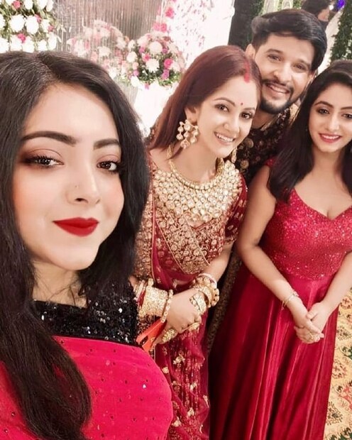 'কৃষ্ণকলি' ধারাবাহিকে নিখিল ও শ্যামার জুটি খুব জনপ্রিয়। তবে বাস্তবটা একেবারেই আলাদা। পর্দায় ফের দেখানো হচ্ছে শ্যামা ও নিখিলের বিয়ে। আর বাস্তবে বিয়ে করলেন নীল। শ্যামা অবশ্য বাস্তব জীবনের বিয়েটা অনেক আগেই সেরে ফেলেছেন। photo source Instagram