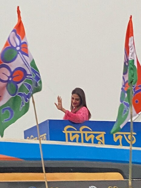 এই দিন দিদির দূতে চড়ে মিনাখায় যান নুসরত। photo source twitter