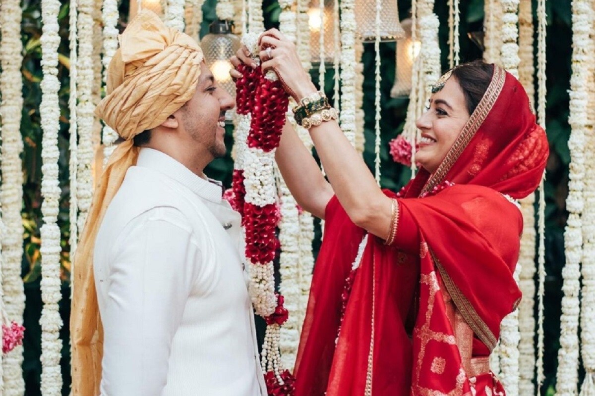 মধুমাস শুরু হতে না হতেই মধুর খবর এল বলিউড থেকে- বিয়ে সেরে ফেললেন নায়িকা দিয়া মির্জা (Dia Mirza)। পাত্রটি কে? তাঁর নাম বৈভব রেখি (Vaibhav Rekhi)! দিয়া আর বৈভব করোনাকালীন নিয়ম মেনেই কোনও রকম হইচইয়ের মধ্যে দিয়ে যেতে চাননি। এমনকি, বিয়ের জন্য তাঁরা কোনও রিসর্ট, নিদেনপক্ষে ব্যাঙ্কোয়েটও বুক করেননি। এই হয়েছে খুবই ঘরোয়া ভাবে, মুম্বইয়ের পশ্চিম বান্দ্রার বাসস্থান বেল এয়ার অ্যাপার্টমেন্টে। মধুমাস শুরু হতে না হতেই মধুর খবর এল বলিউড থেকে- বিয়ে সেরে ফেললেন নায়িকা দিয়া মির্জা (Dia Mirza)। পাত্রটি কে? তাঁর নাম বৈভব রেখি (Vaibhav Rekhi)! দিয়া আর বৈভব করোনাকালীন নিয়ম মেনেই কোনও রকম হইচইয়ের মধ্যে দিয়ে যেতে চাননি। এমনকি, বিয়ের জন্য তাঁরা কোনও রিসর্ট, নিদেনপক্ষে ব্যাঙ্কোয়েটও বুক করেননি। এই হয়েছে খুবই ঘরোয়া ভাবে, মুম্বইয়ের পশ্চিম বান্দ্রার বাসস্থান বেল এয়ার অ্যাপার্টমেন্টে।