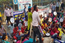 শিক্ষামন্ত্রীর বাড়ির সামনে ধর্না! রাস্তায় শুয়ে আন্দোলন SSC চাকরি প্রার্থীদের