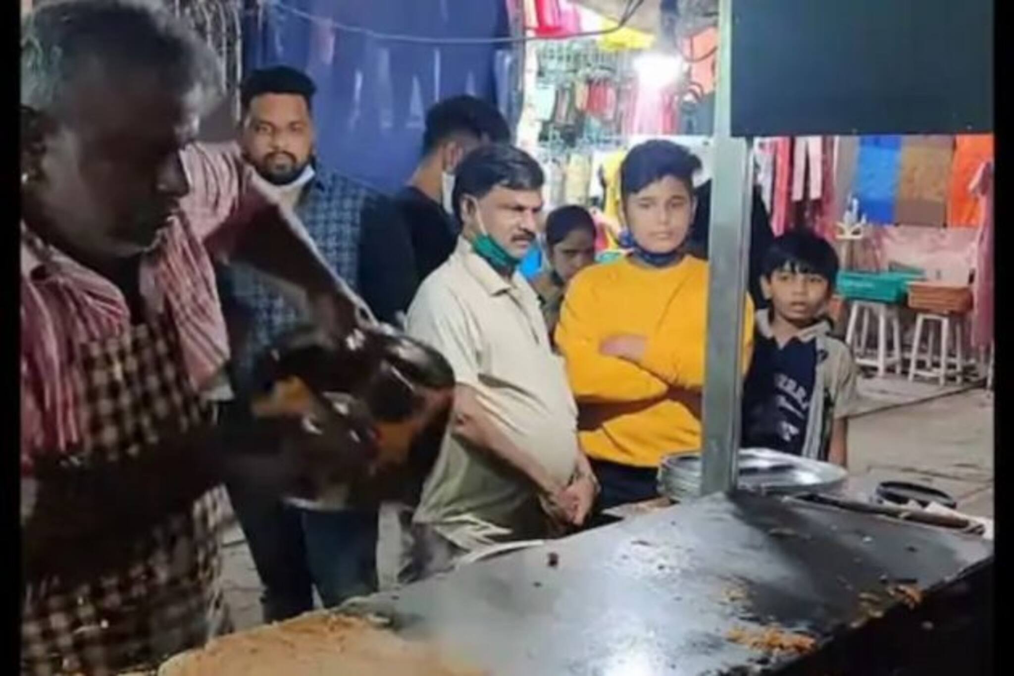 রজনীকান্তের স্টাইলে ধোসা বানাচ্ছেন মুম্বইয়ের ব্যক্তি, মুহূর্তেই ভাইরাল ভিডিও!